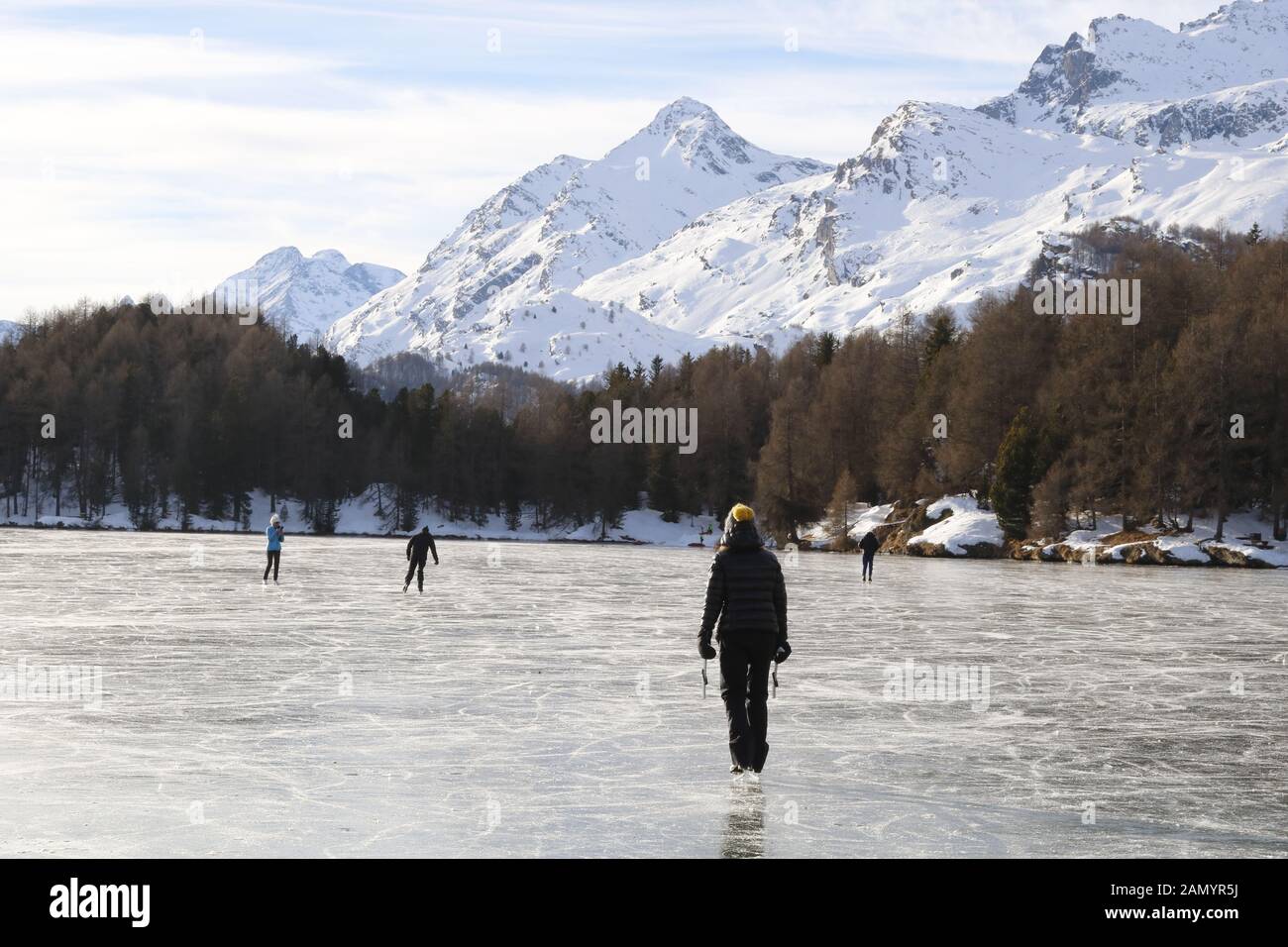 Eislaufvergnügen Silsersees auf dem Schwarzeis des. Banque D'Images
