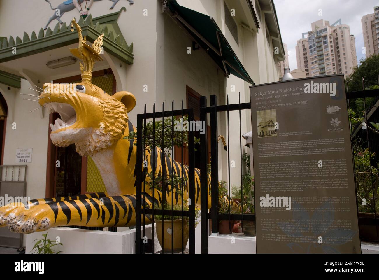 Signer et tiger l'extérieur Sakaya Muni Buddha Gaya, Temple de 1000 feux, Little India, Singapour Banque D'Images