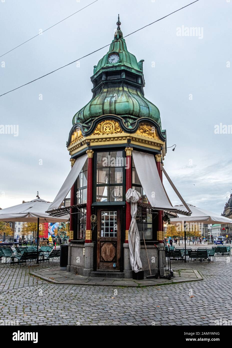 Ancien café kiosque avec tables extérieures sur la place du Roi. Édifice baroque de style Renaissance de 1913 avec toit en cuivre sur Kongens Nytorv, Copenhague, Banque D'Images