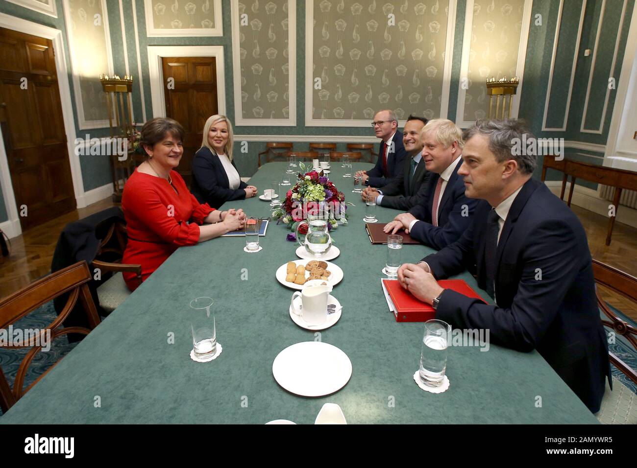 Belfast, le 13 janvier 2020 Tánaiste Simon Covey, Taoiseach (Premier ministre irlandais) Leo Varadka, Premier ministre britannique Boris Johnson, rencontre le secrétaire d'État d'Irlande du Nord Julian Smith lors de la première réunion avec la première ministre adjointe Michelle O'Neill et le premier ministre Arlene Foster aux édifices du Parlement de Stormont, Belfast, Irlande Du Nord Le 13 Janvier 2020. Banque D'Images