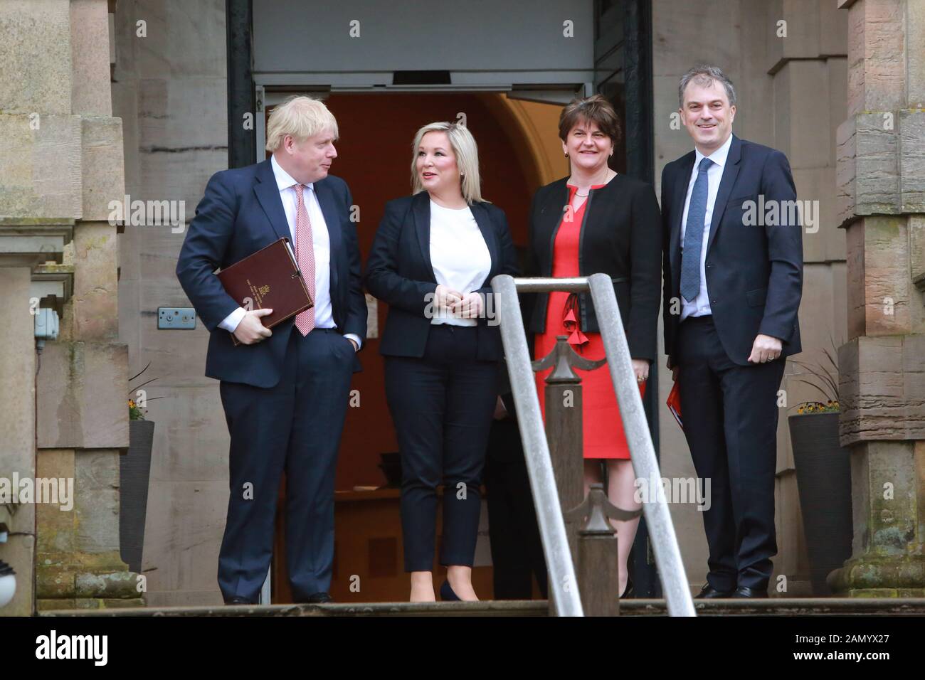 Le Premier ministre britannique Boris Johnson (à gauche) et le secrétaire d'État à l'Irlande du Nord Julian Smith (à droite) sont accueillis par la nouvelle première ministre adjointe Michelle O'Neill et la première ministre Arlene Foster au château de Stormont, à Belfast, en Irlande du Nord, le 13 janvier 2020. Banque D'Images