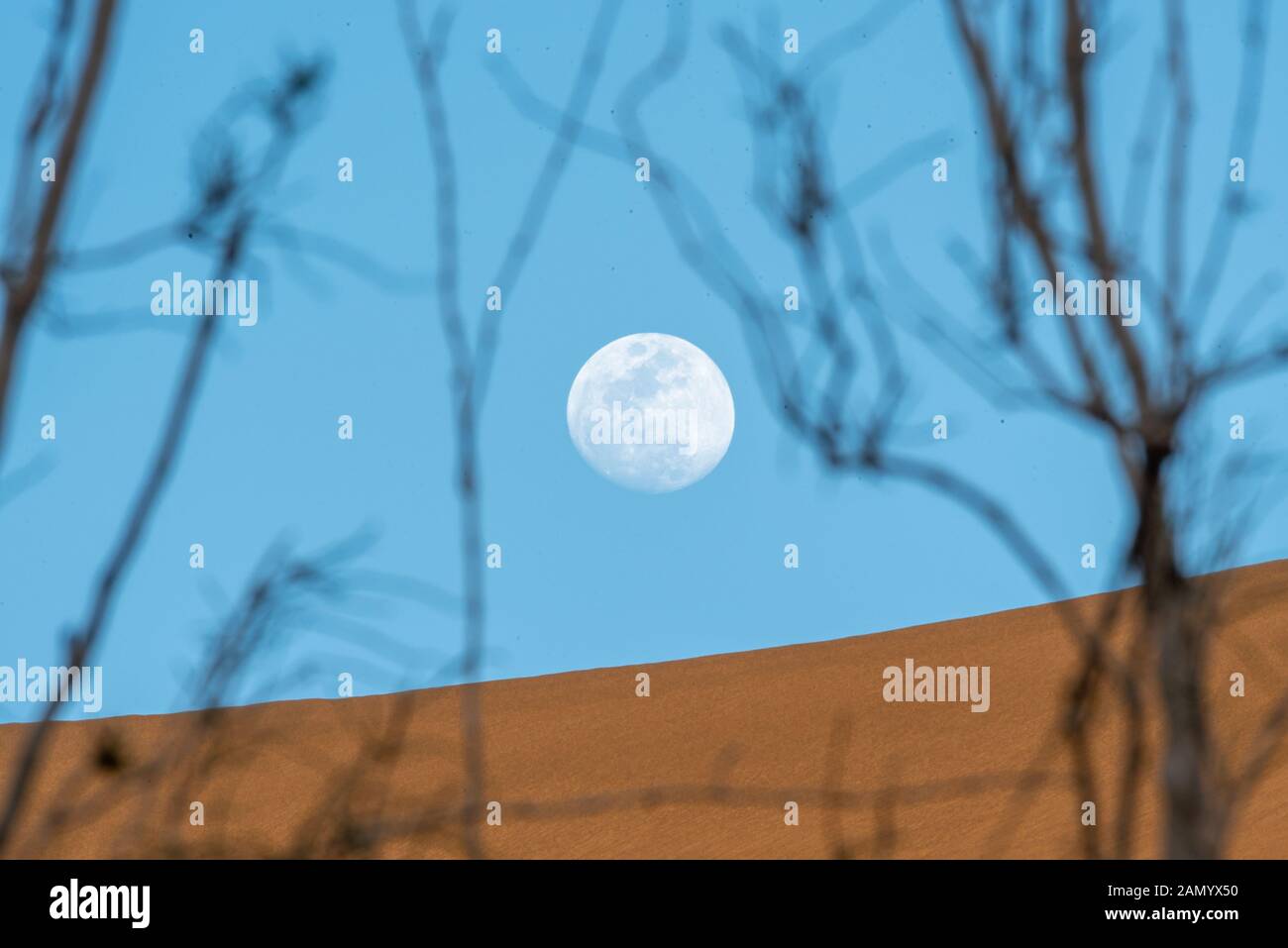 Pleine lune augmentation du désert de lut qui est la plus chaude sur terre Banque D'Images