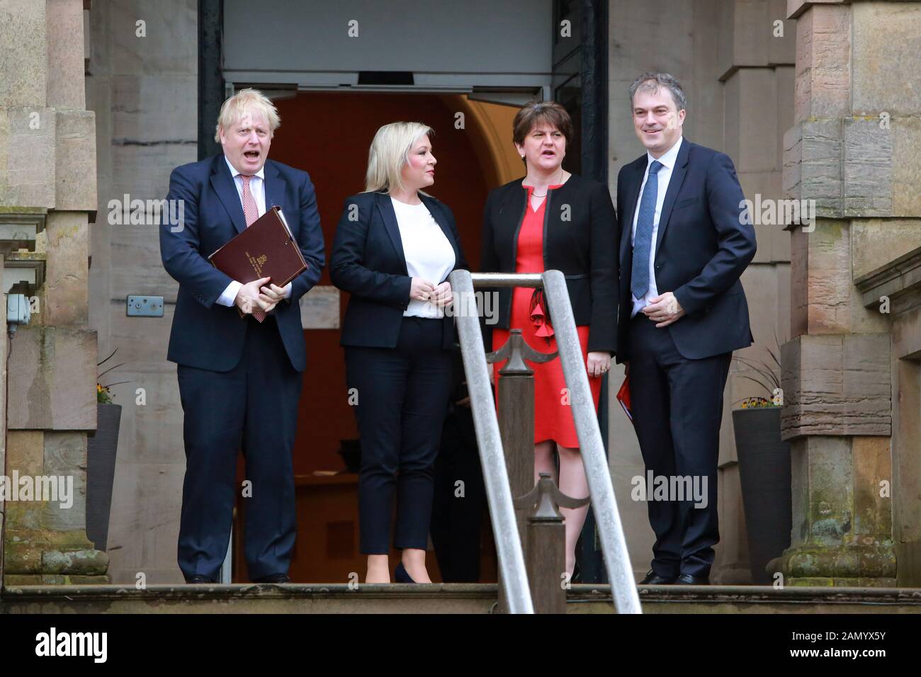 Le Premier ministre britannique Boris Johnson (à gauche) et le secrétaire d'État à l'Irlande du Nord Julian Smith (à droite) sont accueillis par la nouvelle première ministre adjointe Michelle O'Neill et la première ministre Arlene Foster au château de Stormont, à Belfast, en Irlande du Nord, le 13 janvier 2020. Banque D'Images