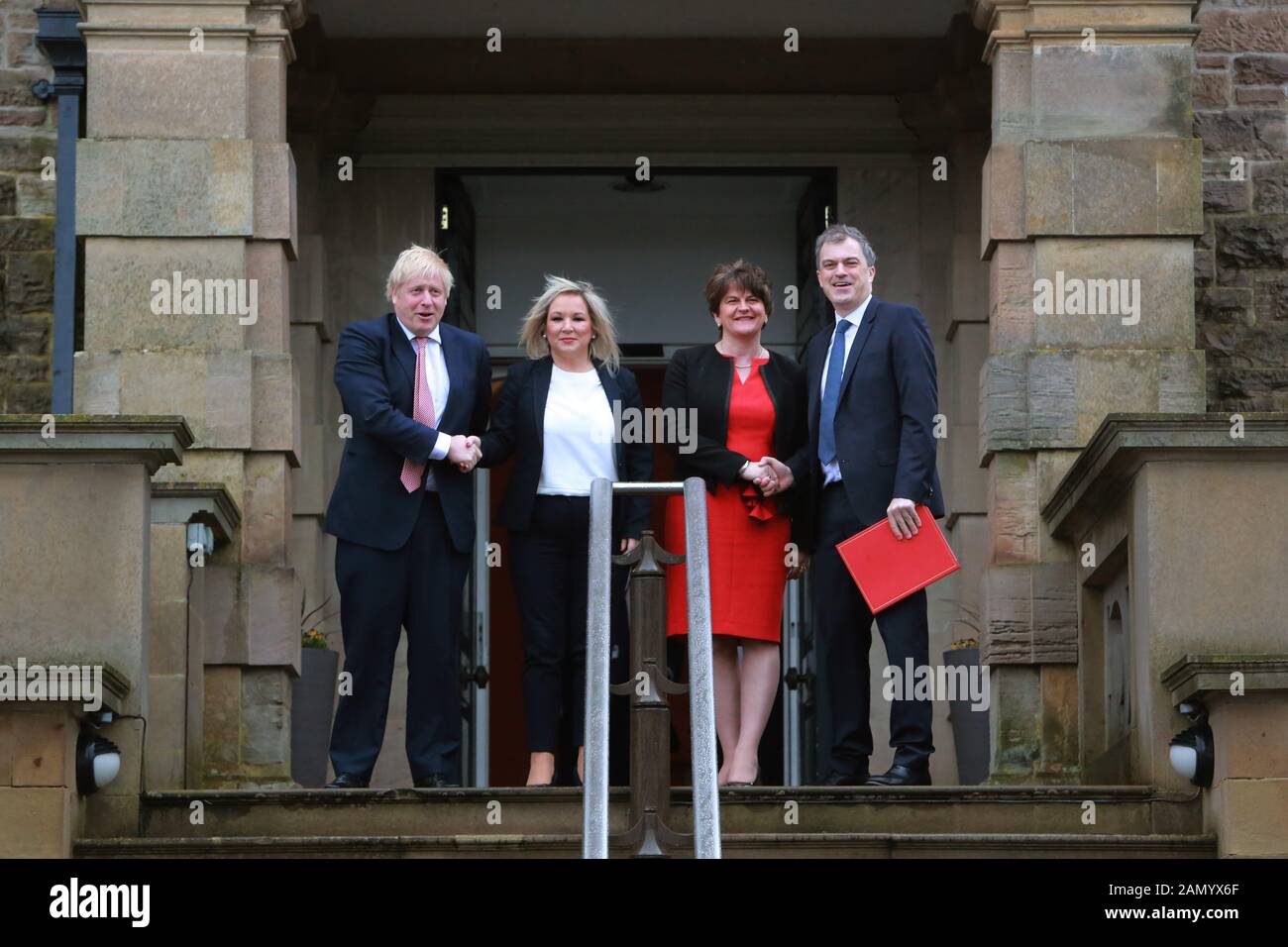 Le Premier ministre britannique Boris Johnson (à gauche) et le secrétaire d'État à l'Irlande du Nord Julian Smith (à droite) sont accueillis par la nouvelle première ministre adjointe Michelle O'Neill et la première ministre Arlene Foster au château de Stormont, à Belfast, en Irlande du Nord, le 13 janvier 2020. Banque D'Images