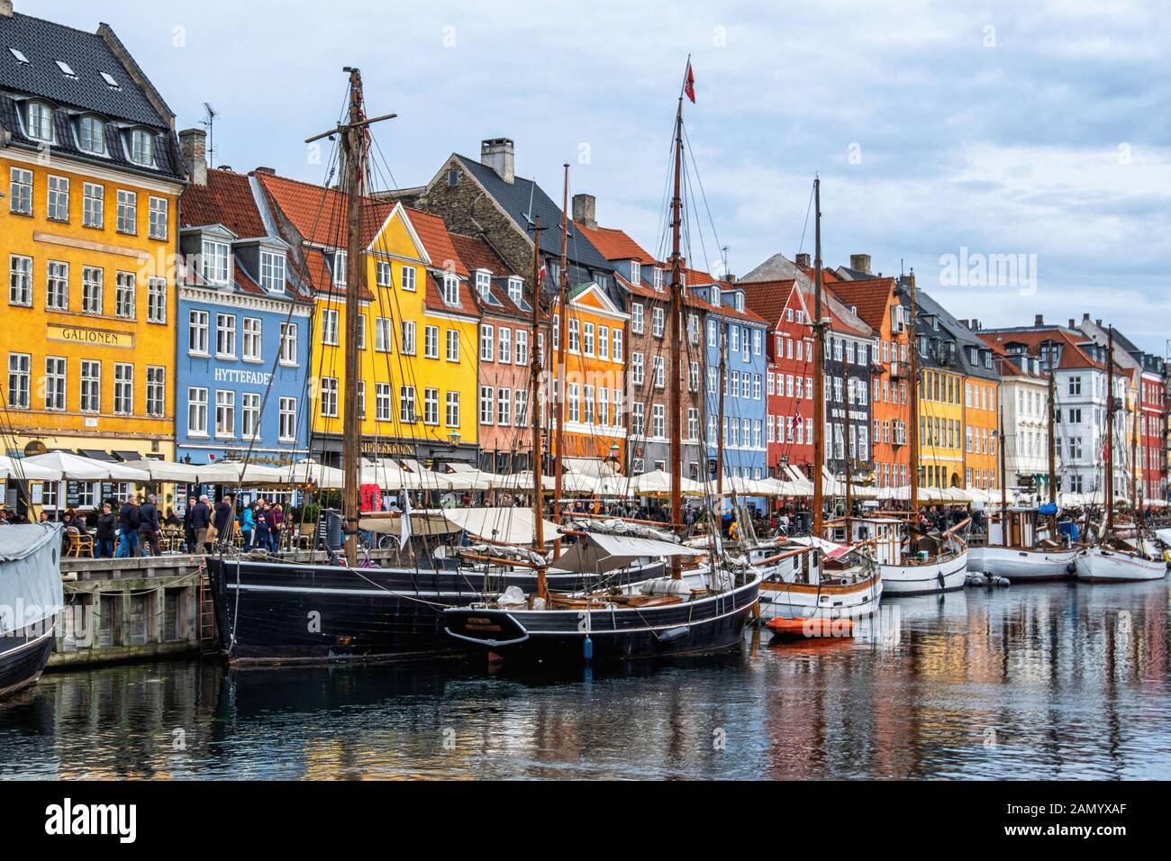 Danemark Copenhague, Nyhavn, bateaux amarrés, & New Harbour waterfront bordée de maisons aux couleurs vives, bars, cafés et restaurants. Banque D'Images