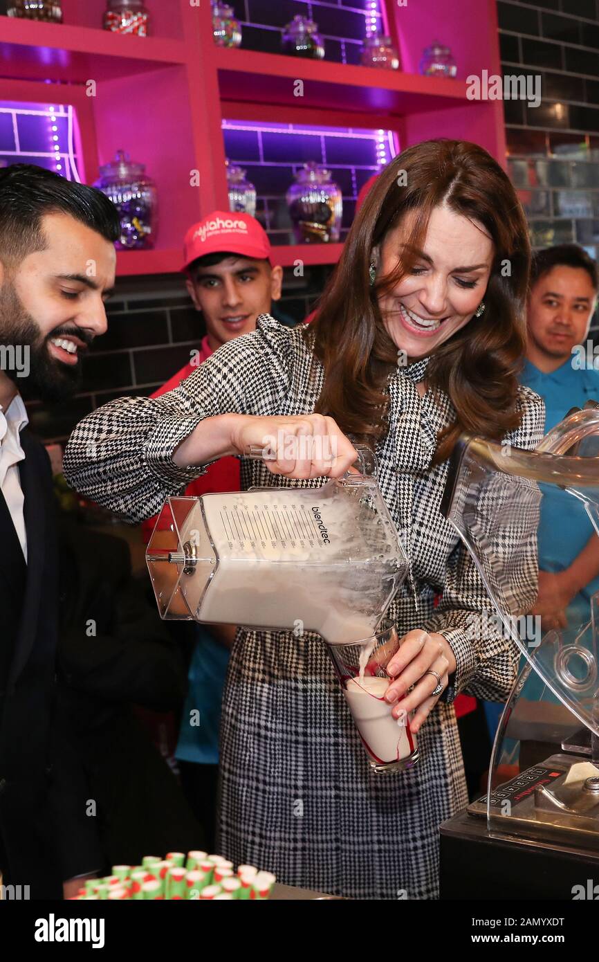 La duchesse de Cambridge contribue à faire des milkshakes Kulfi au restaurant phare de MyLahores à Bradford. Banque D'Images