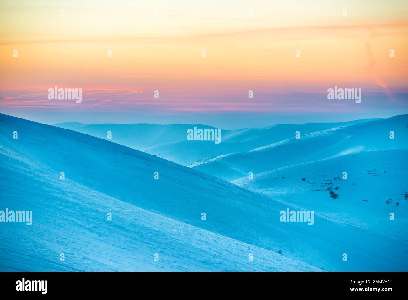 Coucher du soleil en hiver les montagnes couvertes de neige Banque D'Images