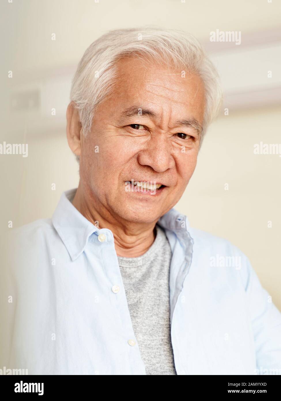 portrait d'un homme asiatique âgé, heureux et souriant Banque D'Images