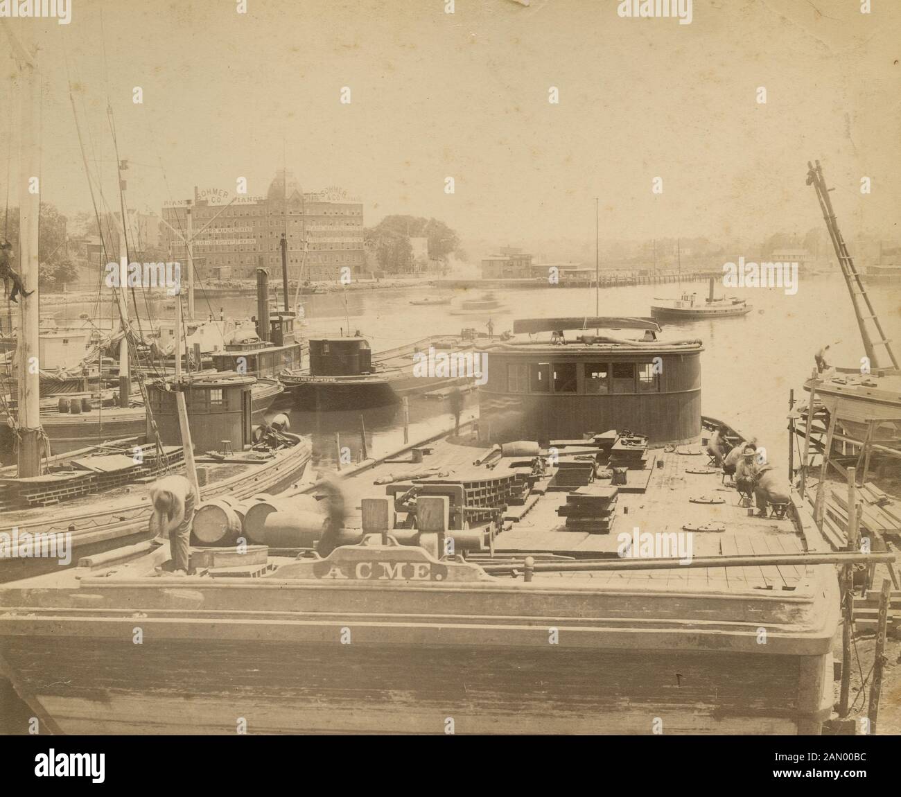 Photographie antique 1891, Queens, scène du port de New York City sur la rivière East. La fabrique de piano Sohmer and Company est un bâtiment historique situé dans le quartier Astoria de Queens, New York. SOURCE : PHOTO ORIGINALE Banque D'Images