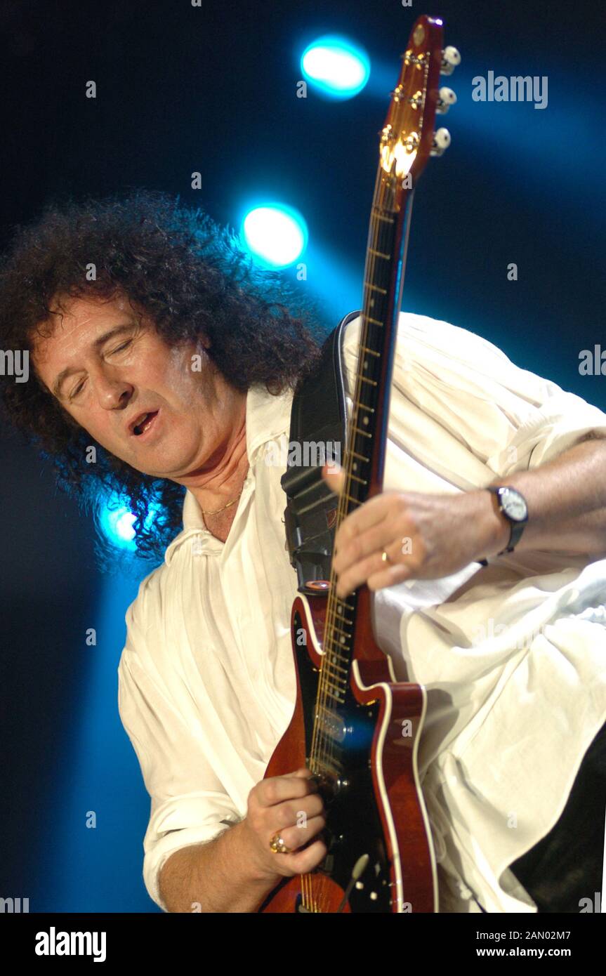 Milan Italie 05/04/2005, concert live de la Reine au Forum Assago : Brian May au cours du concert Banque D'Images