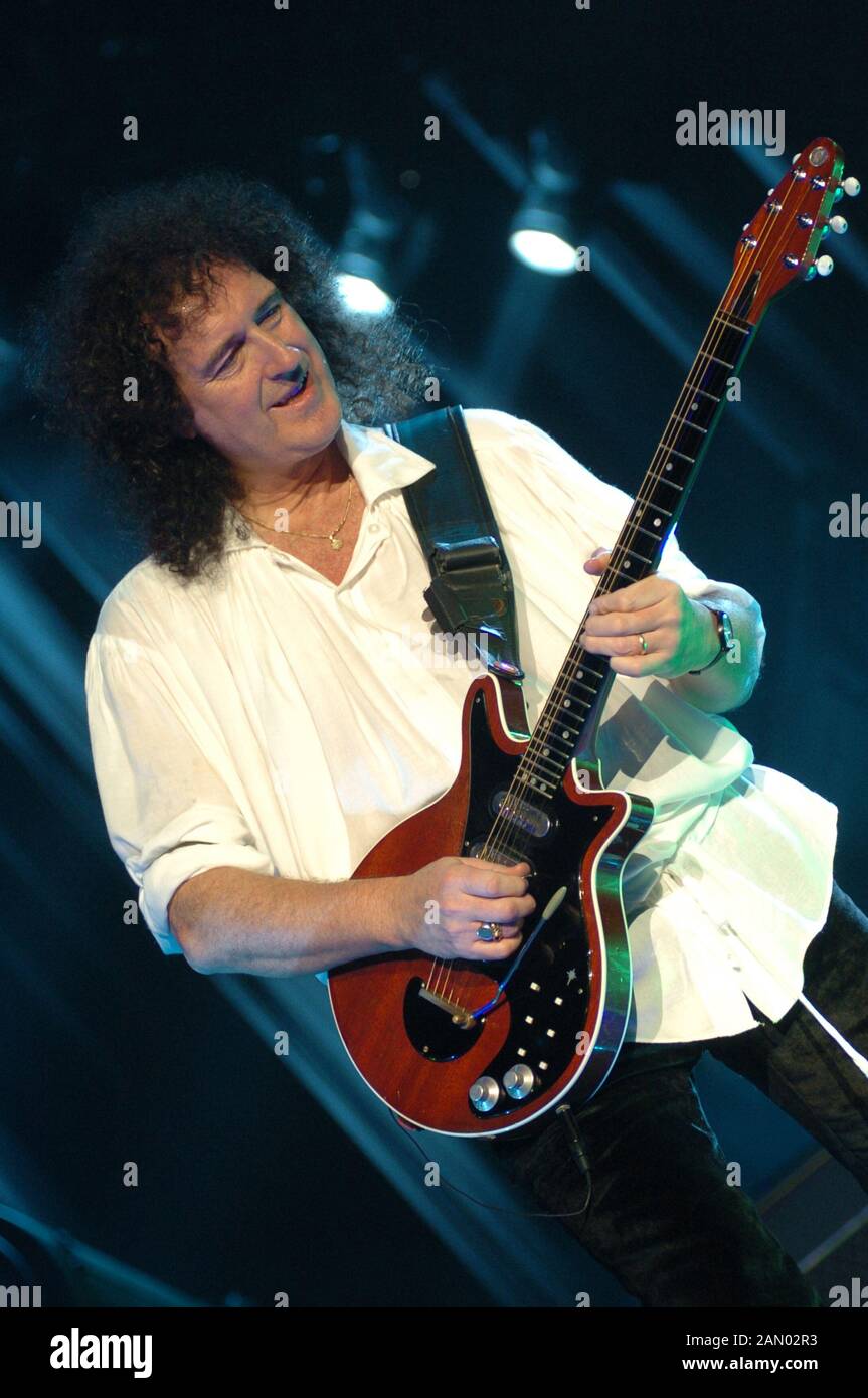 Milan Italie 05/04/2005, concert live de la Reine au Forum Assago : Brian May au cours du concert Banque D'Images