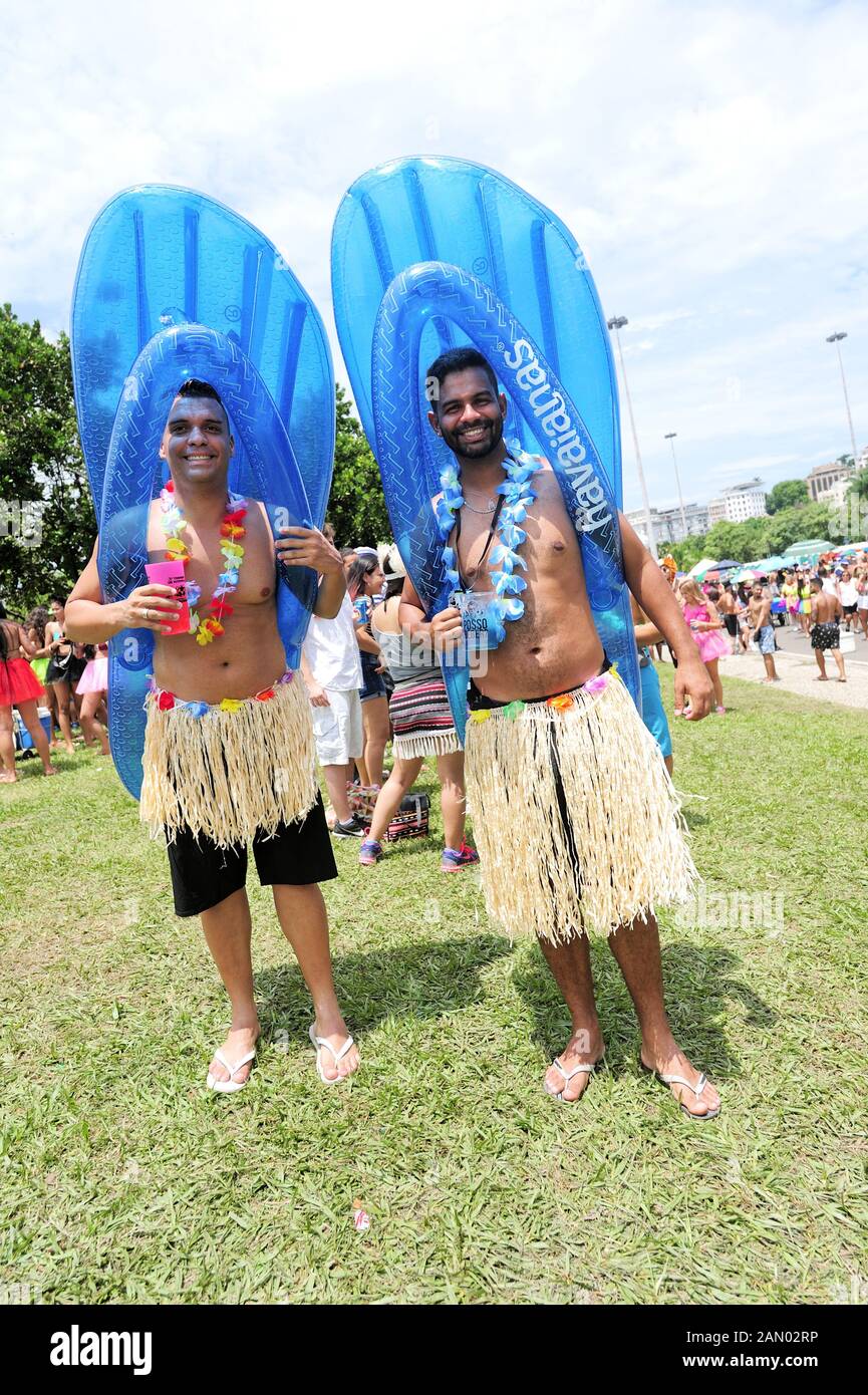 Carnaval de rue, le Brésil - 4 mars, 2019 : Amis habillés comme Havaianas brésiliennes Flip Flop Sandals effectuer pendant le Carnaval à Rio de Janeiro. Banque D'Images