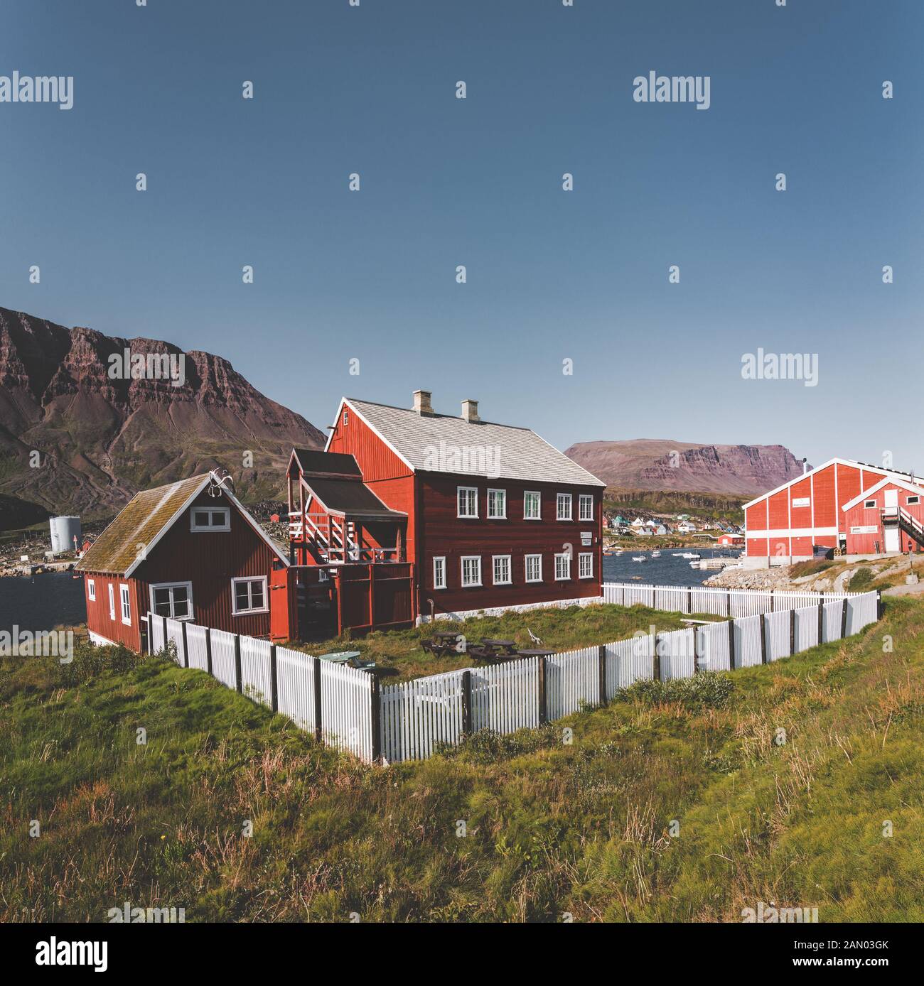 Vue sur les maisons colorées de l'île Disko au Groenland, arctique ville de Qeqertarsuaq. Situé dans la baie de Disko. Ciel bleu et journée ensoleillée. Montagne de la table Banque D'Images