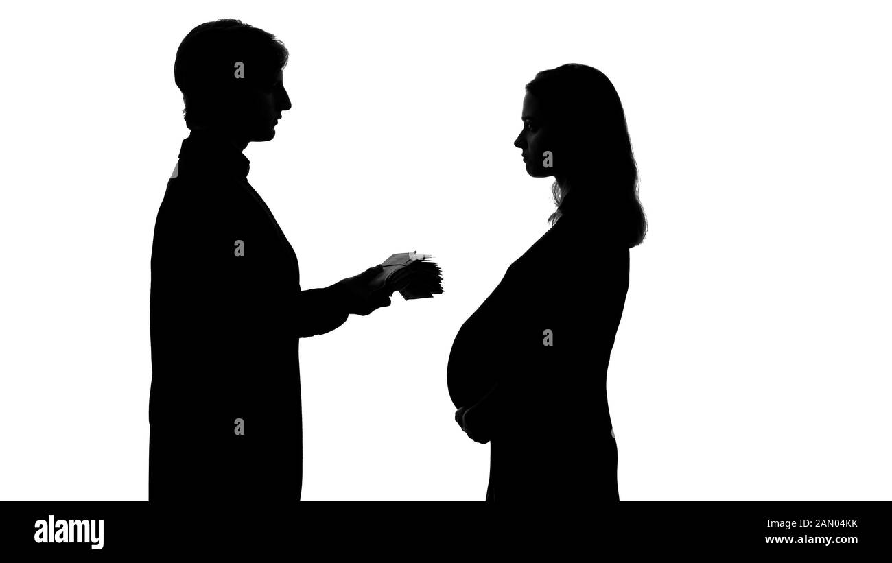 Le futur père égoïste donne de l'argent à la femme enceinte, refuse de reconnaître le bébé Banque D'Images