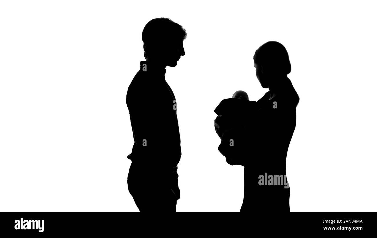 Silhouette de famille heureuse, mère tenant le nouveau-né bébé père debout près de près Banque D'Images