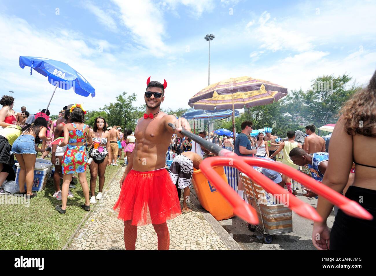 Brésil - mars 4, 2019 : un jeune homme déguisé en diable a été l'un des nombreux fêtards costumés vu au cours de la rue Carnaval de Rio de Janeiro. Banque D'Images