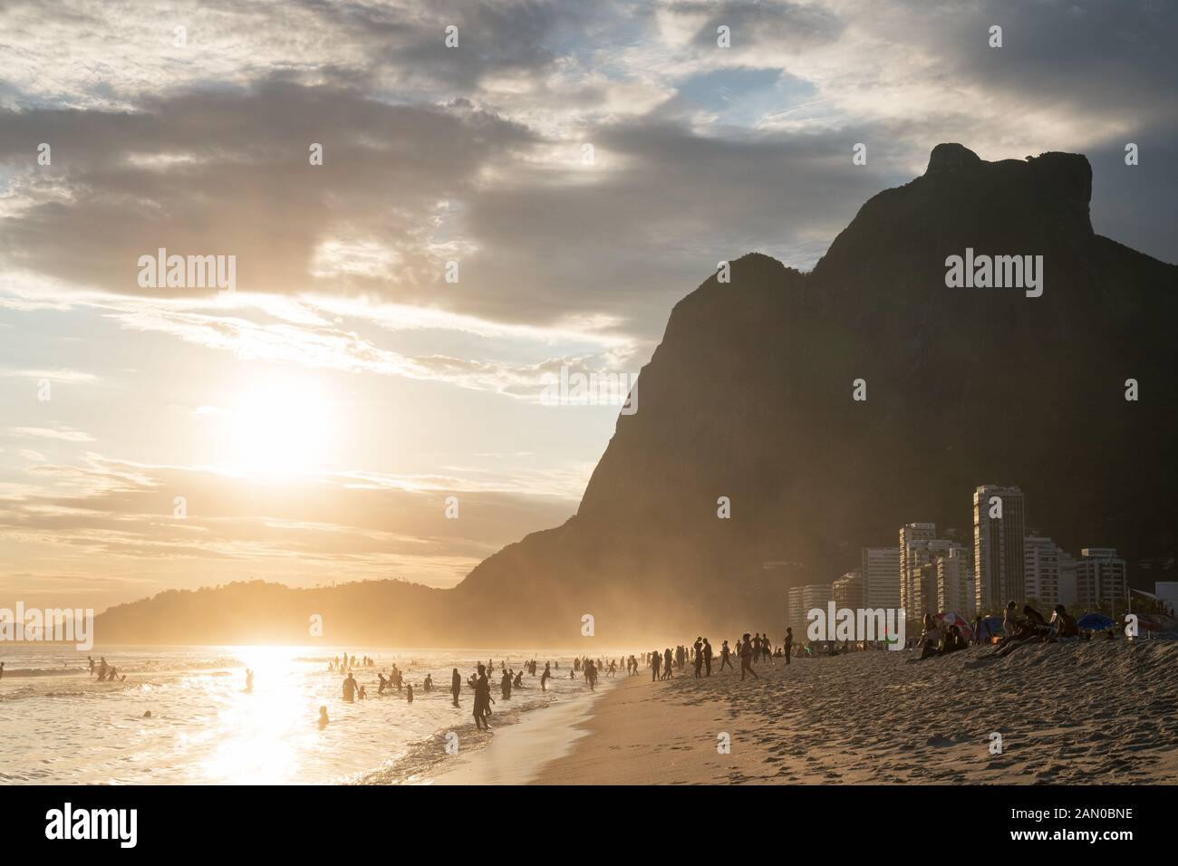 Coucher de soleil depuis la plage de Sao Conrado à Rio de Janeiro, avec la montagne de granit de mer Pedra da Gavea. Banque D'Images