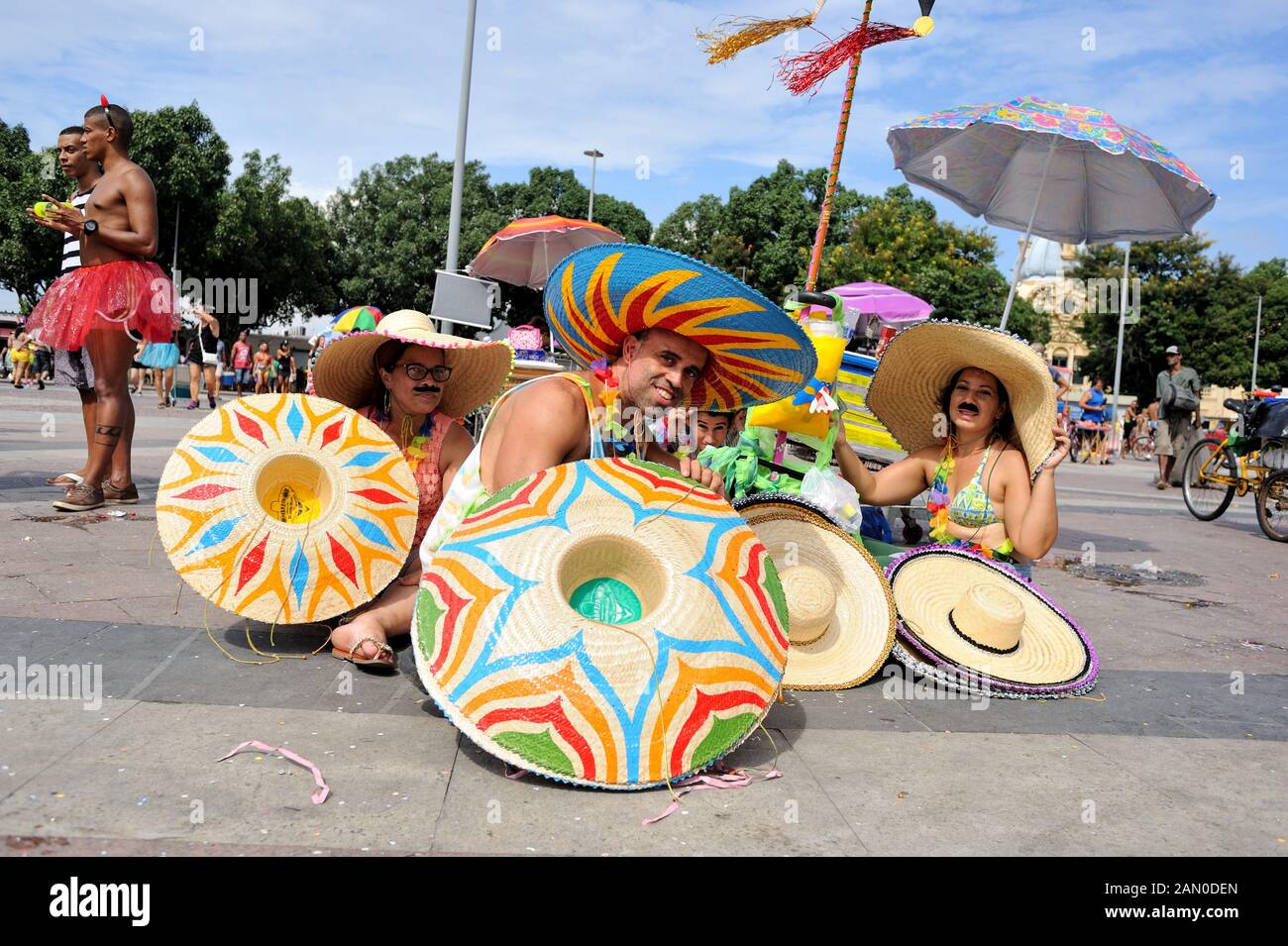 Brésil - 3 mars, 2019 : vendeur de rue et sa famille vend des chapeaux sombreros mexicains connus sous le nom de carnaval au cours d'une partie de la rue qui s'est tenue à Rio de Janeiro. Banque D'Images