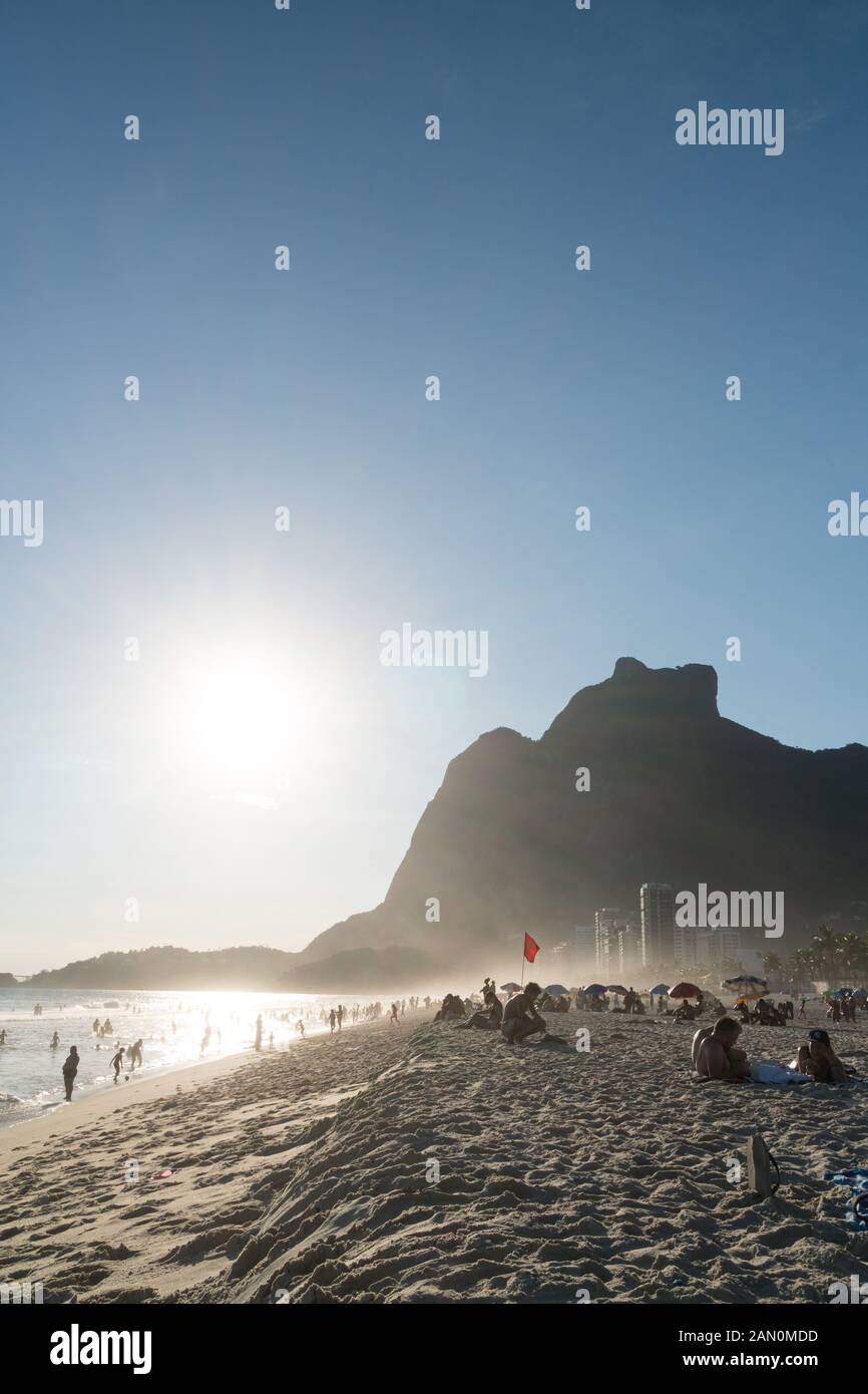 Après-midi ensoleillé à la plage de Sao Conrado à Rio de Janeiro, avec la montagne de granit Pedra da Gavea. Banque D'Images