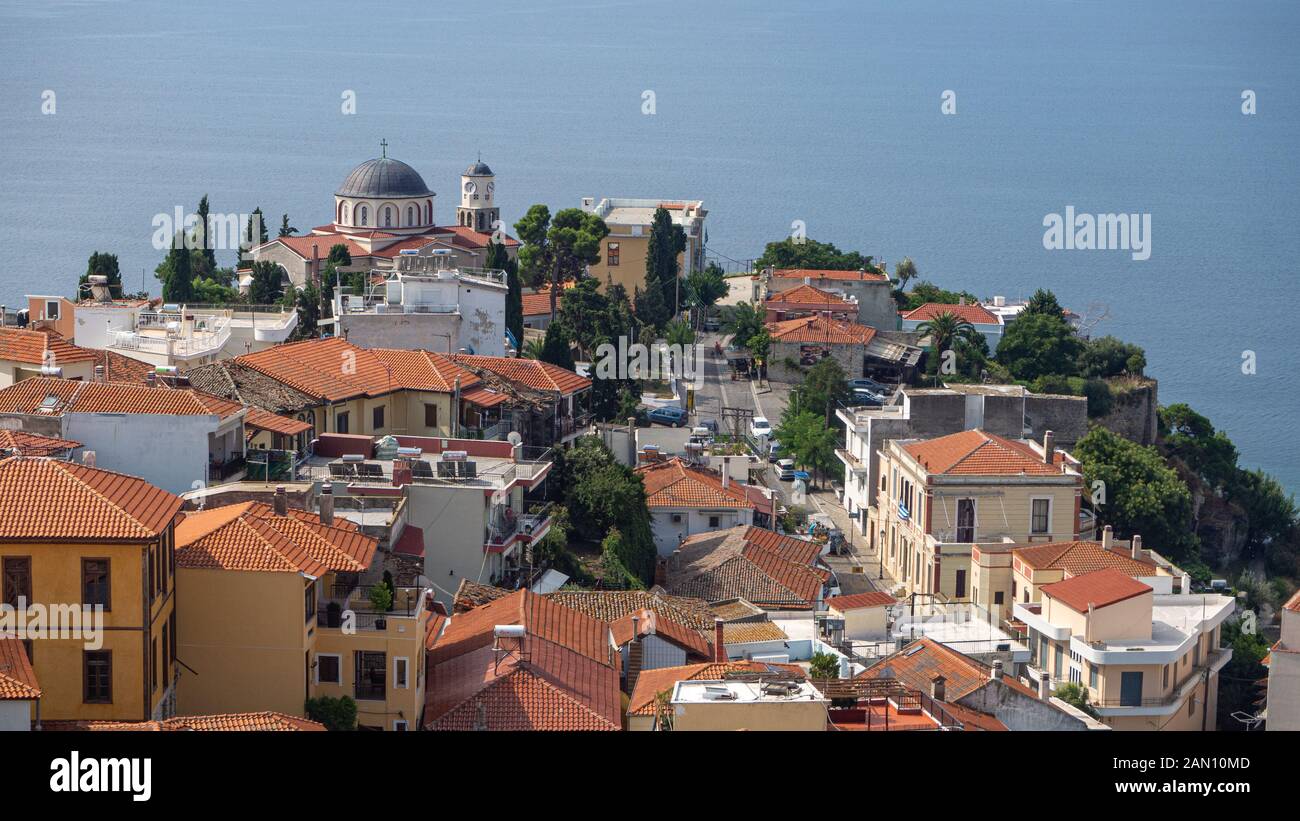 Vue à partir de la péninsule jusqu'à la colline en direction de la voir à Kavala Banque D'Images