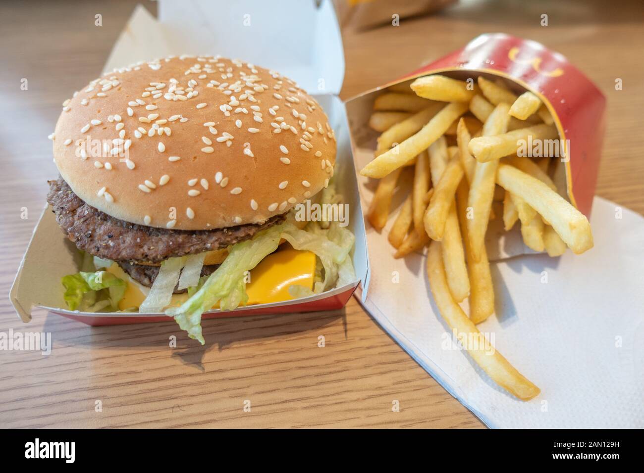 Hamburger Big Mac et frites dans un restaurant McDoanld Banque D'Images