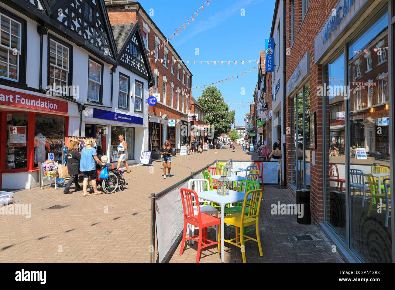 Un café pavé ou un café extérieur sur Market Street, Lichfield, Staffordshire, Angleterre, Royaume-Uni Banque D'Images