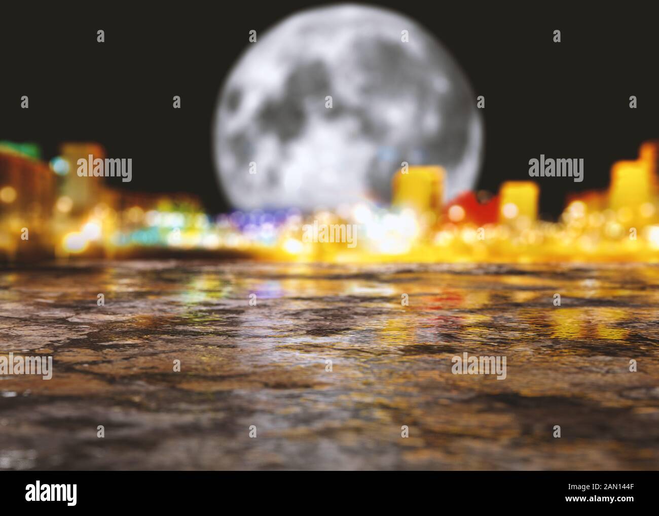 Sol en béton et ciment de la rue et les lumières de la ville.La pleine lune dans le ciel.de flaques sur le sol Banque D'Images