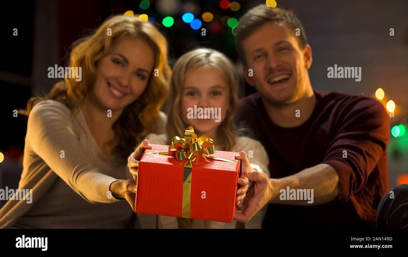 Famille montrant présent à l'appareil photo, Noël temps pour donner et partager, dons Banque D'Images