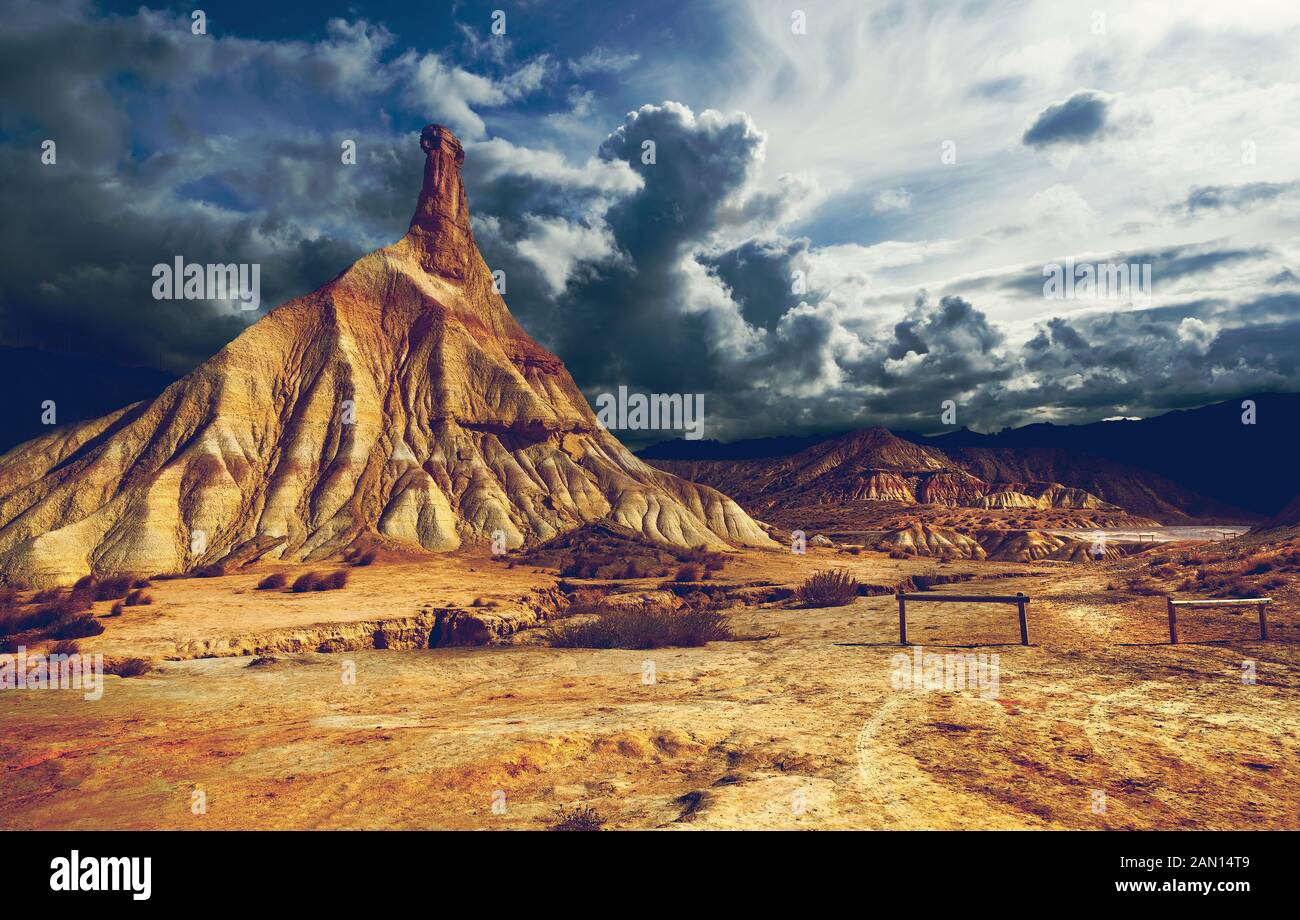 Paysage spectaculaire du désert et montagnes de sable.paysage parc naturel.Hill et nuages de tempête Banque D'Images