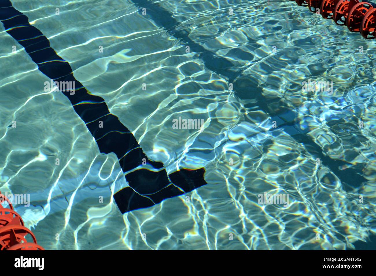 Piscine avec piscine, voies cyclables Banque D'Images