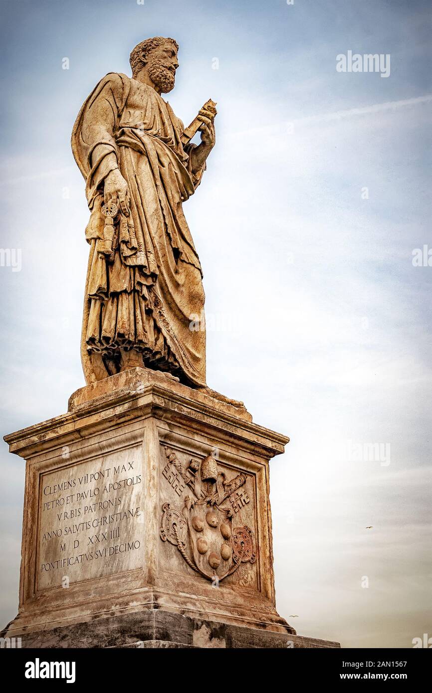 ROME, ITALIE - janvier 08, 2014 : Statue près du Castel Sant'Angelo, un imposant bâtiment cylindrique dans le Parco Adriano, Rome, Italie. Banque D'Images