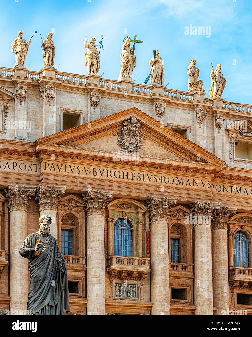 VATICAN - janvier 08, 2014 : Le balcon papal à Saint Peters cathédrale où le pape bénit les adresses et ses disciples. Banque D'Images