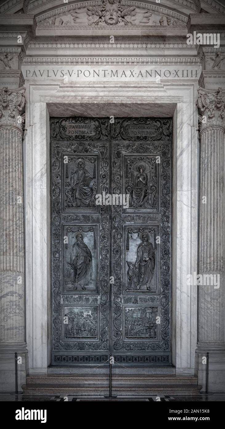 Cité du Vatican - le 08 janvier 2014 : une porte de bois à Saint Peters cathédrale. Banque D'Images