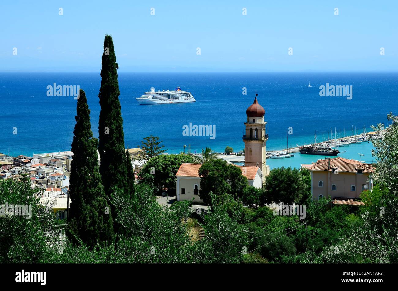 Zakynthos, Grèce - 26 mai 2016 : le navire de croisière de la mer Ionienne et vue aérienne de port dans la capitale de l'île dans la mer Ionienne Banque D'Images