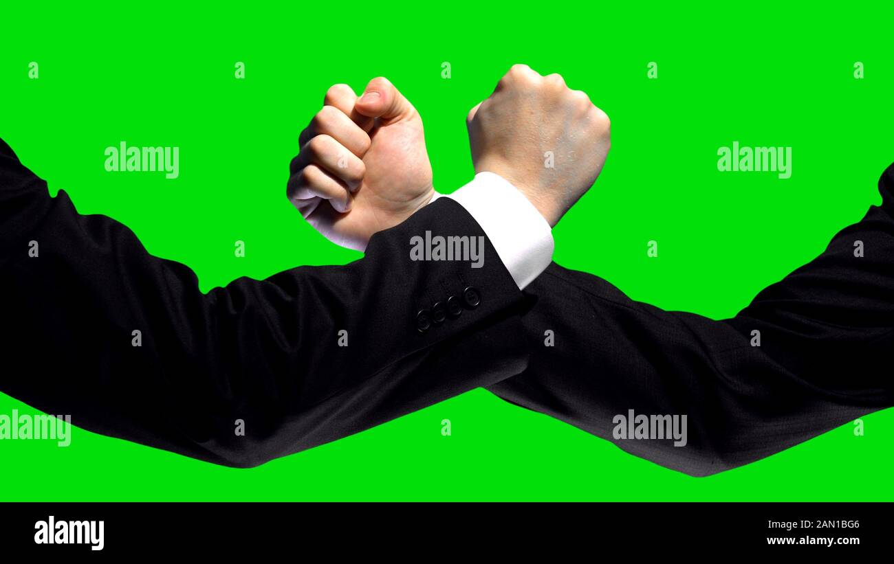 Confrontation commerciale, poings sur fond vert, concurrence sur le marché Banque D'Images