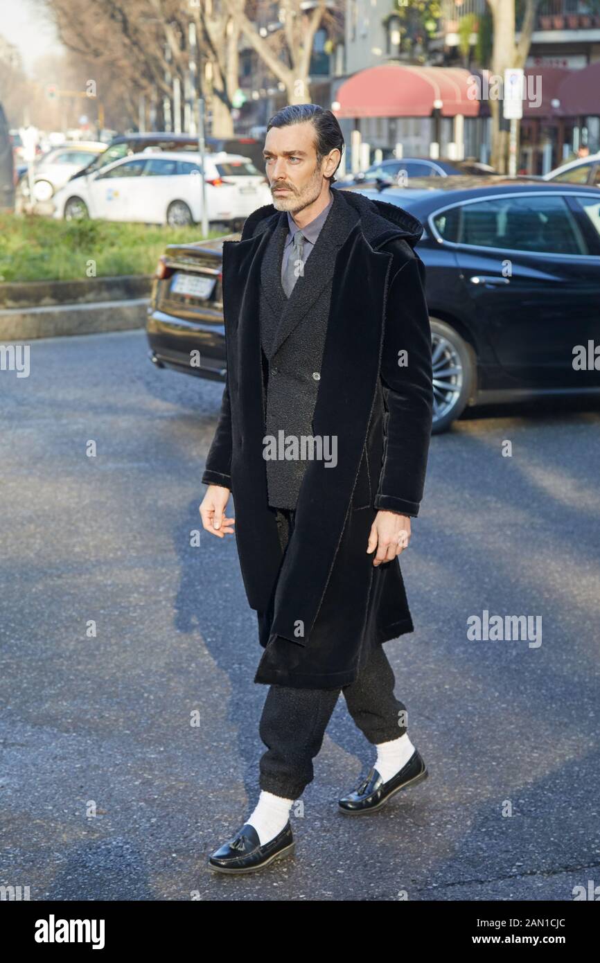 Milan, ITALIE - 11 JANVIER 2019: Homme avec un manteau en velours noir  avant le défilé de mode Emporio Armani, style de rue de la semaine de la  mode de Milan Photo Stock - Alamy