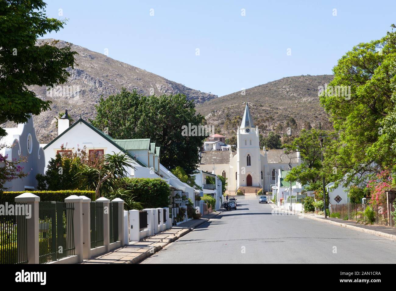 Découvrez Church Street jusqu'à Nederduitse Gereformeerde Kerk ou NG Kerk, Montagu, route 62, Boland, Western cape, Afrique du Sud Banque D'Images