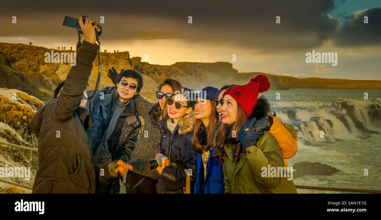 Les touristes d'Asie prennent des photos aux chutes de Gullfoss, en Islande Banque D'Images
