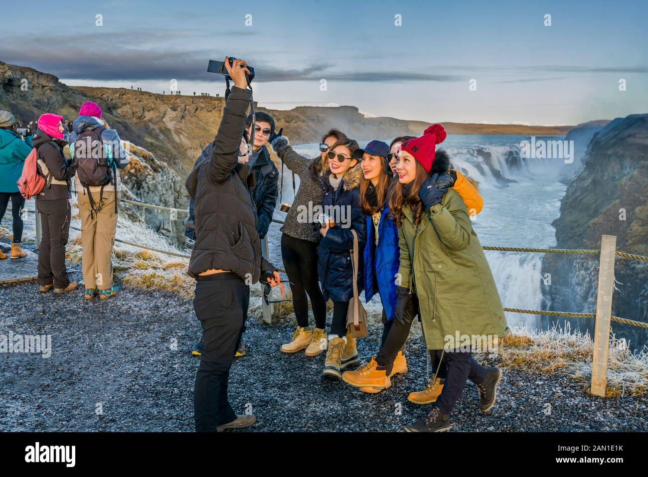 Les touristes d'Asie prennent des photos aux chutes de Gullfoss, en Islande Banque D'Images