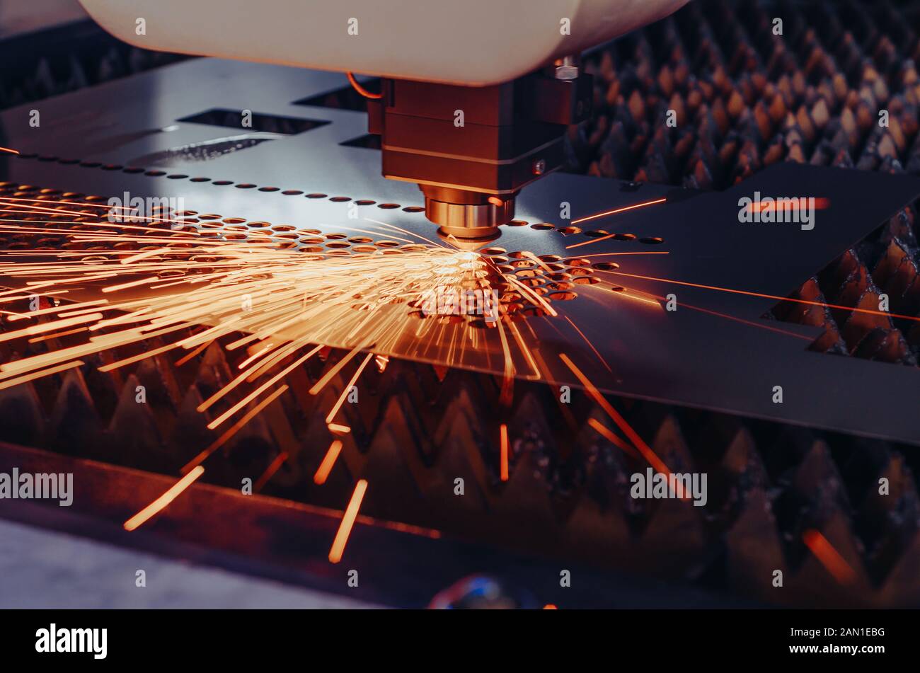 Machine pour la découpe laser de métal. Tête laser coupe la feuille avec un  faisceau d'étincelles, de diffusion dans des directions différentes Photo  Stock - Alamy
