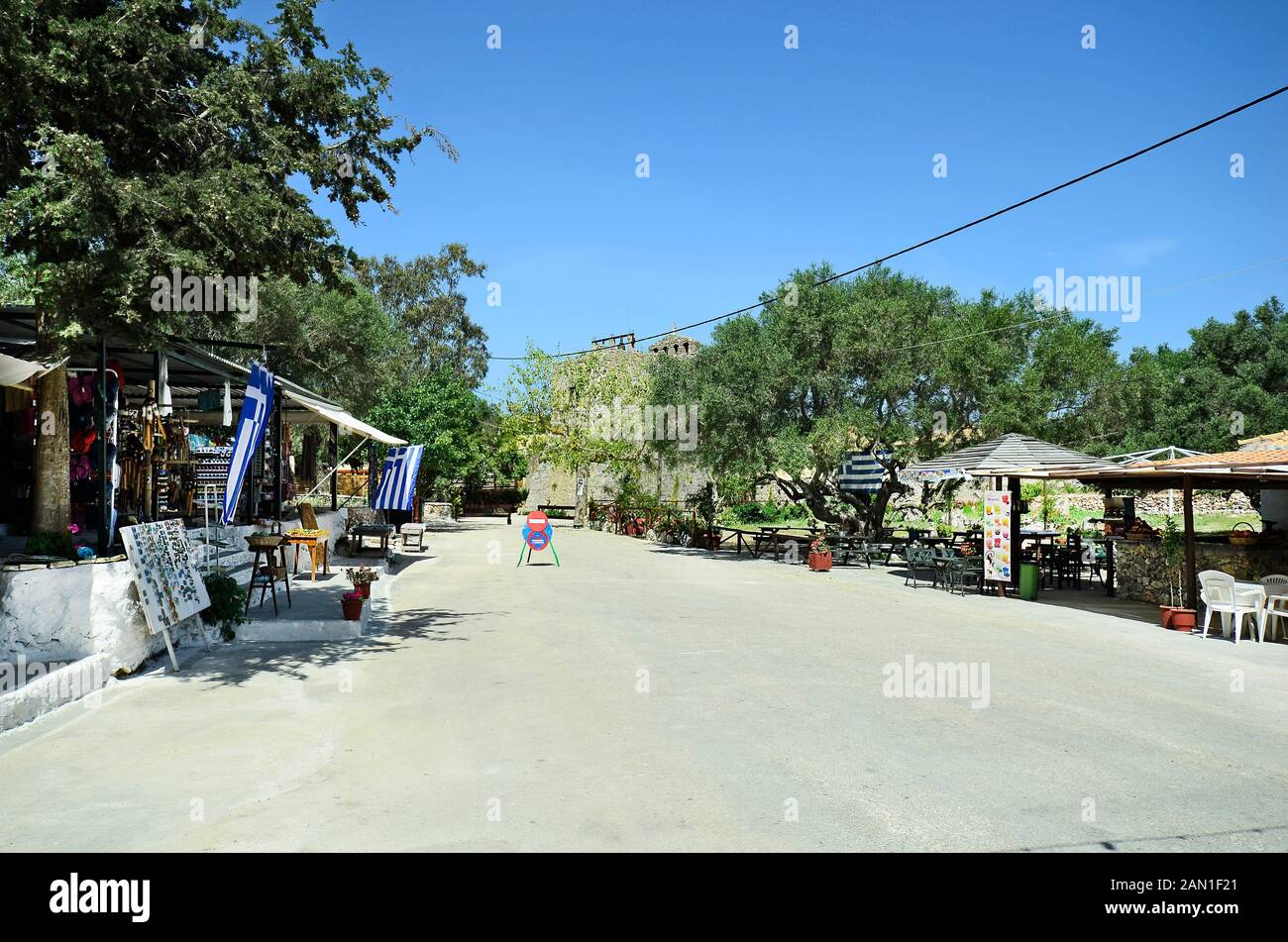 La Grèce, l'île de Zakynthos - Mai 28,2016 : avec des kiosques de rue et de taverne monastère Anafonitrias Banque D'Images