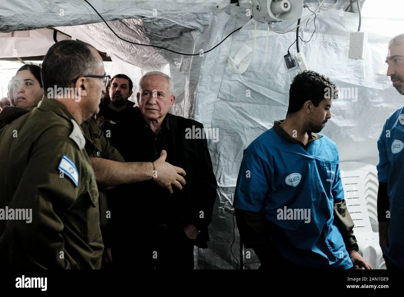 Zikim, Israël. 15 janvier 2020. Le sous-ministre de la Défense, AVI DICHTER (costume noir), visite l'hôpital de terrain des FDI, le premier à être reconnu professionnellement par l'Organisation mondiale de la santé, dans le cadre d'une simulation de séisme majeure dans une zone urbaine dans le cadre de la 6ème Conférence internationale sur la protection civile et l'intervention (IPRED VI) Sur la base de commande avant d'accueil IDF. La conférence a accueilli quelque 1 000 intervenants d'urgence d'organisations civiles et militaires de 37 pays. Crédit: Nir Alon/Alay Live News. Banque D'Images