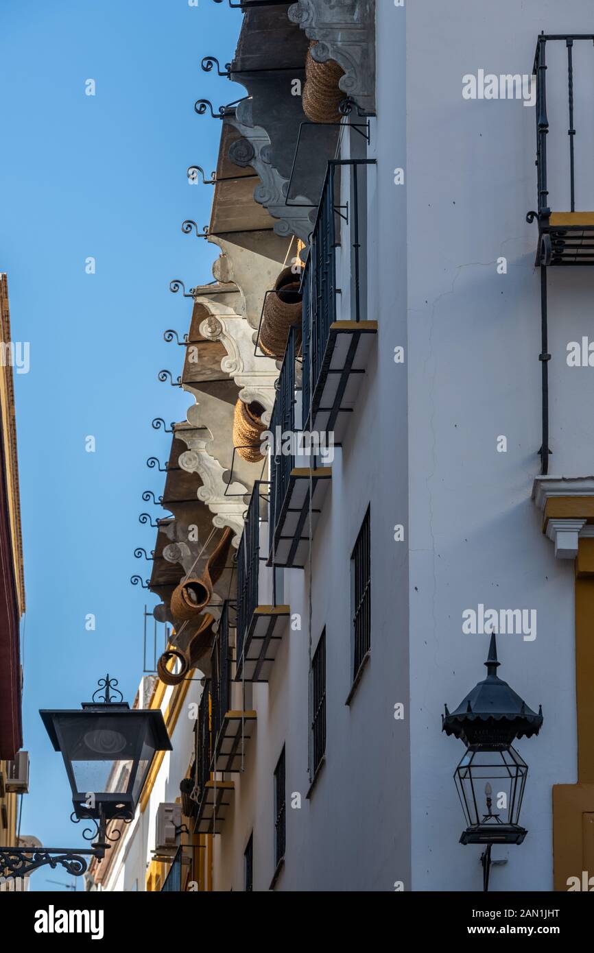 Ornements en fer forgé sur un immeuble situé à Santa Cruz, à Séville. Banque D'Images