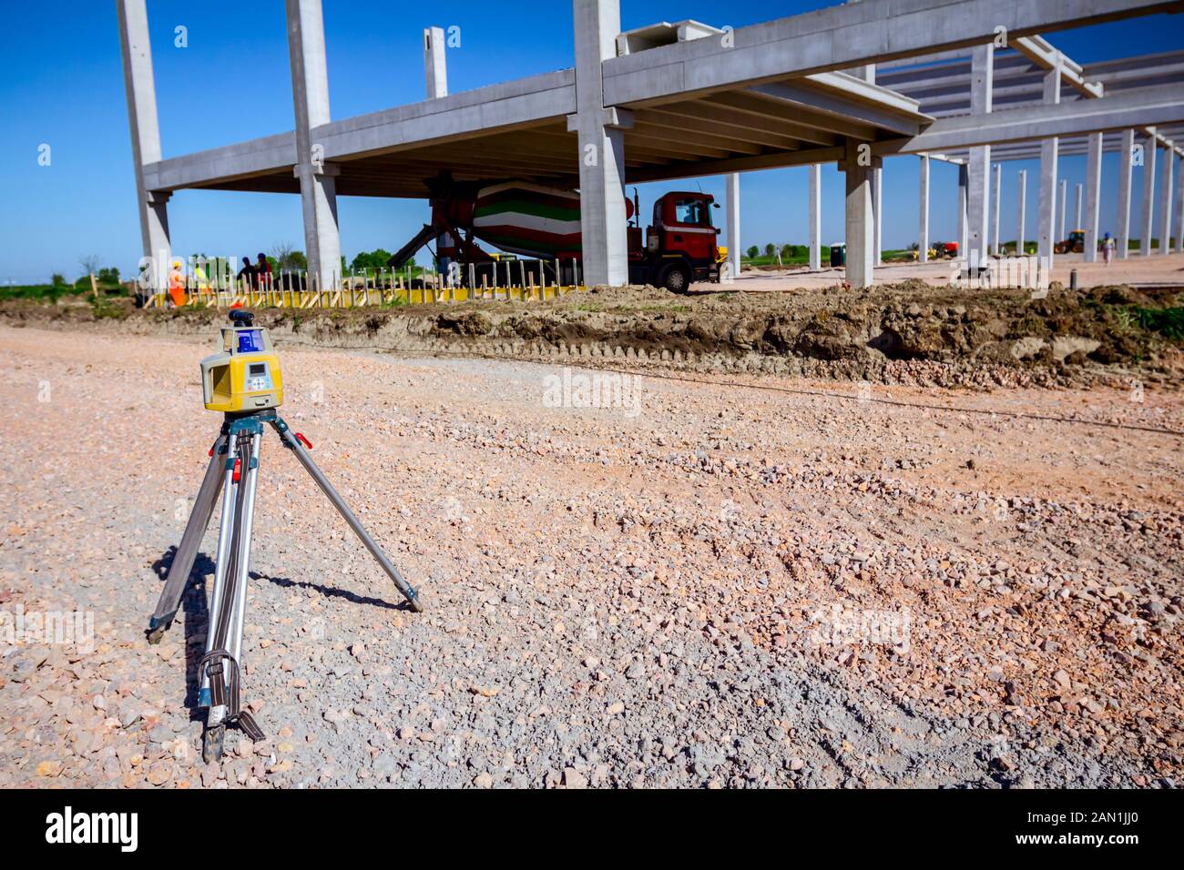 Centre Total appareil sur trépied avec laser pour la mise à niveau d'autres périphériques au niveau du site de construction. Banque D'Images