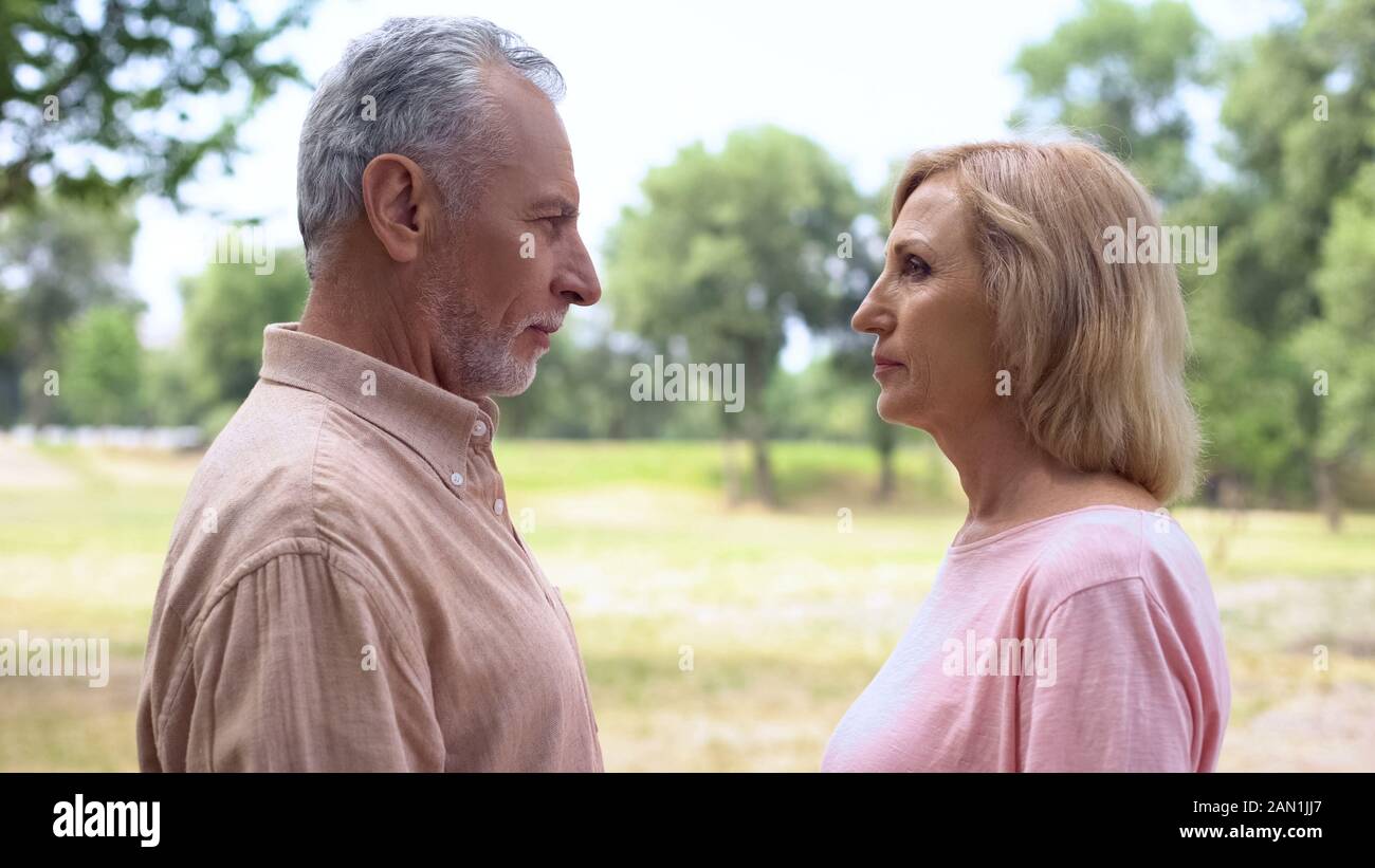 Des hommes et des femmes debout devant l'autre couple, malentendu Banque D'Images