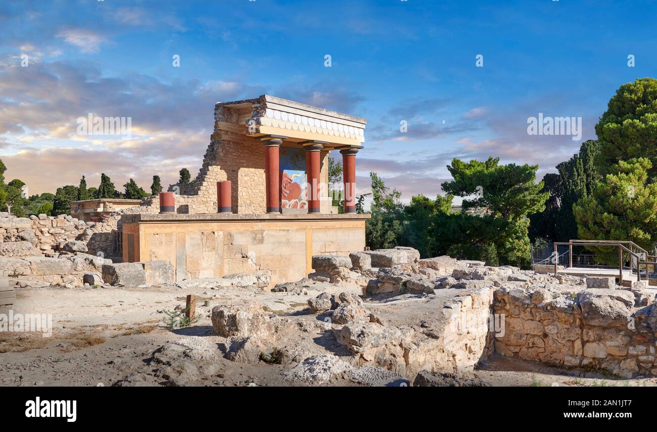 Minoan North Entrance Propylaeum avec ses taureaux peints de chargement, site archéologique du palais de Knossos, Crète. Au coucher du soleil. Banque D'Images