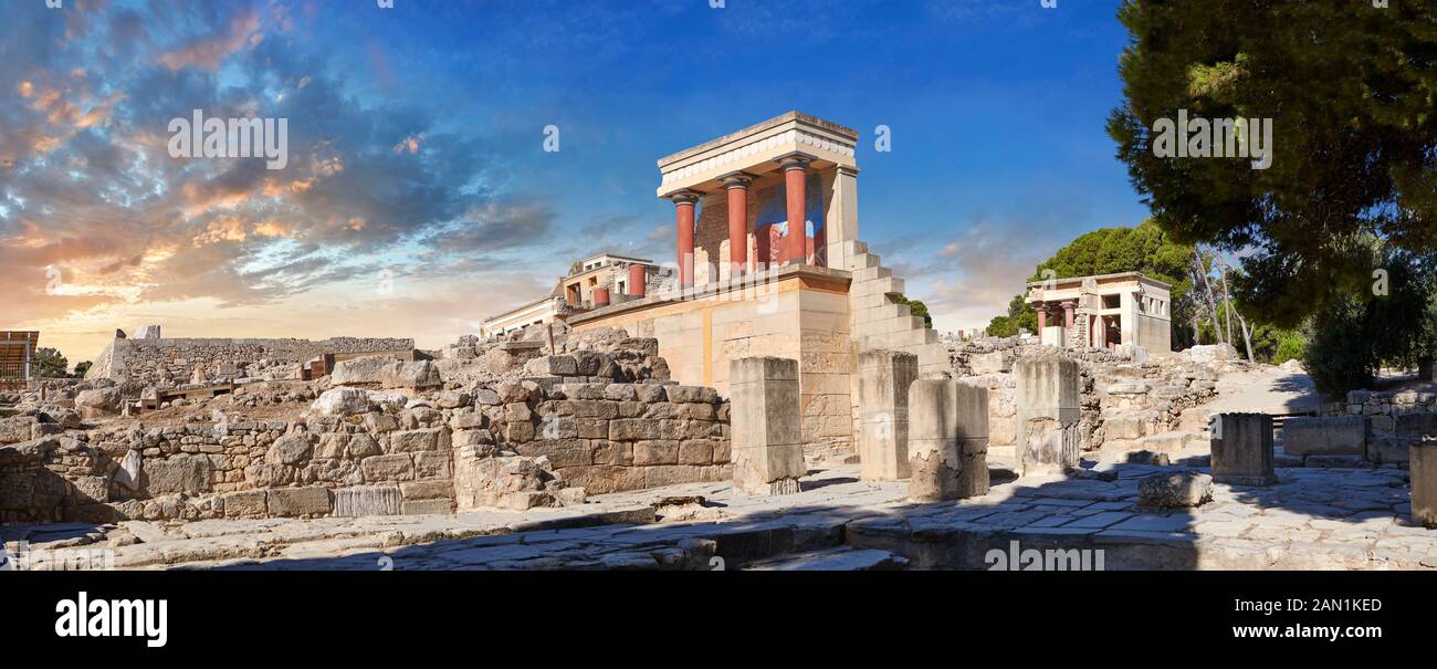 Panorama de Minoan de l'entrée nord Propylaeum avec ses taureaux peints de chargement, site archéologique du palais de Knossos, Crète. Au coucher du soleil. Banque D'Images
