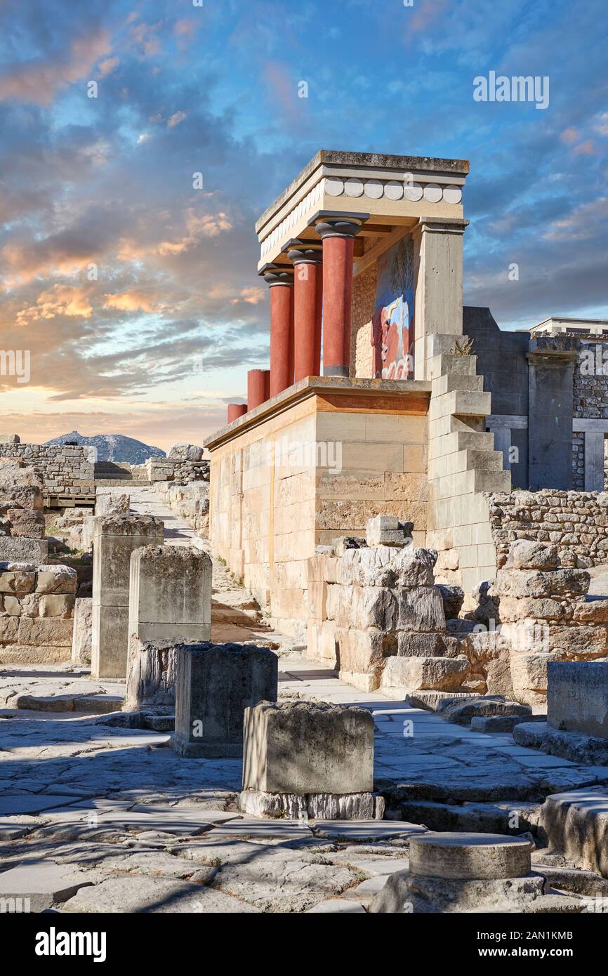 Minoan de l'entrée nord Propylaeum avec ses taureaux peints de chargement, site archéologique du palais de Knossos, Crète. Au coucher du soleil. Banque D'Images