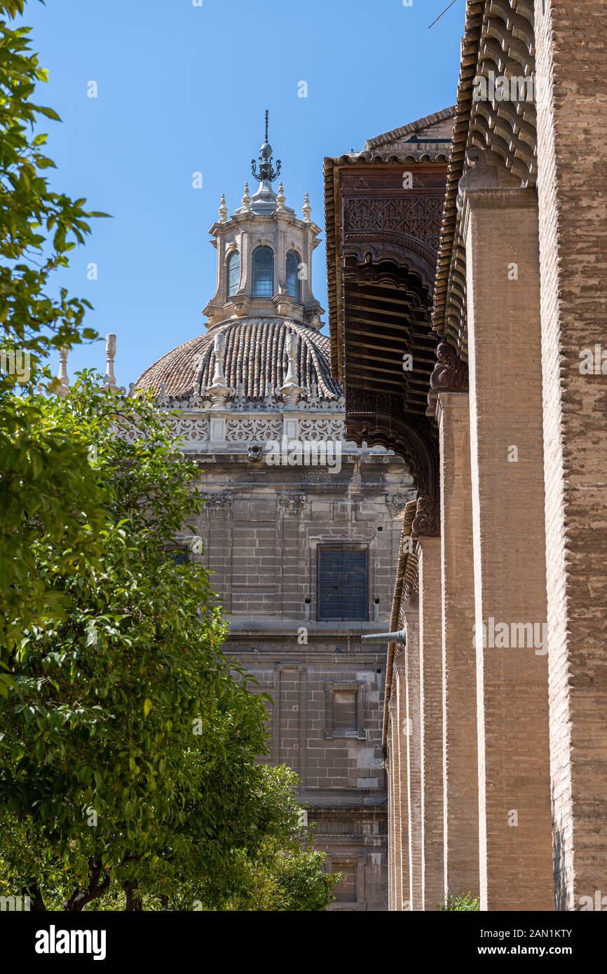 La coupole et de la lanterne de la 17e siècle Iglesia Sagrario depuis le Patio de los Naranjos dans la Cathédrale de Séville Banque D'Images