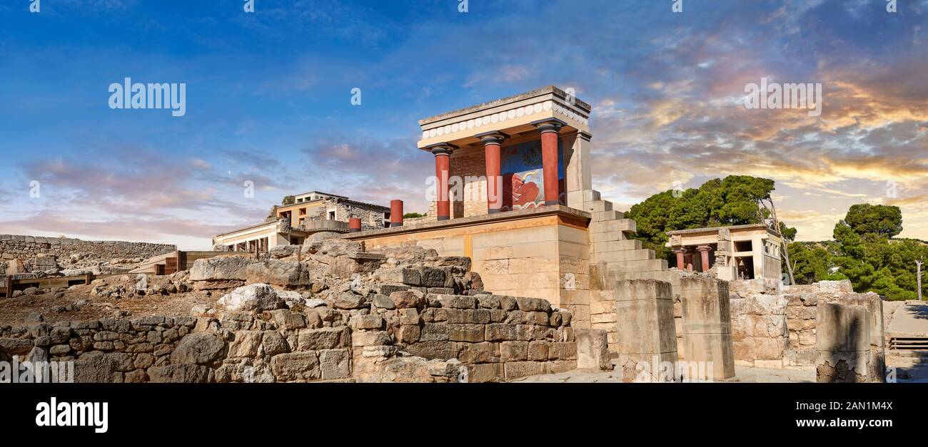 Panorama de Minoan de l'entrée nord Propylaeum avec ses taureaux peints de chargement, site archéologique du palais de Knossos, Crète. Au coucher du soleil. Banque D'Images